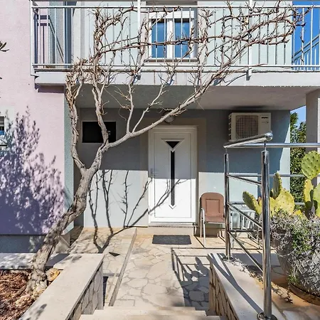 1 Bedroom Gorgeous In Apartment Banjole