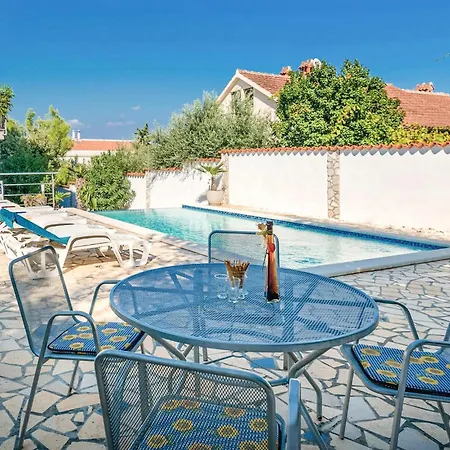 1 Bedroom Gorgeous In Apartment Banjole