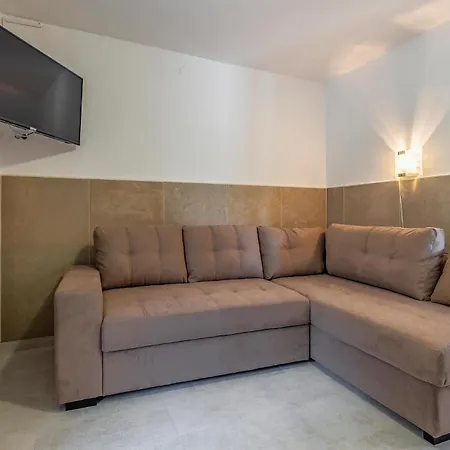 Apartment 1 Bedroom Gorgeous In Banjole